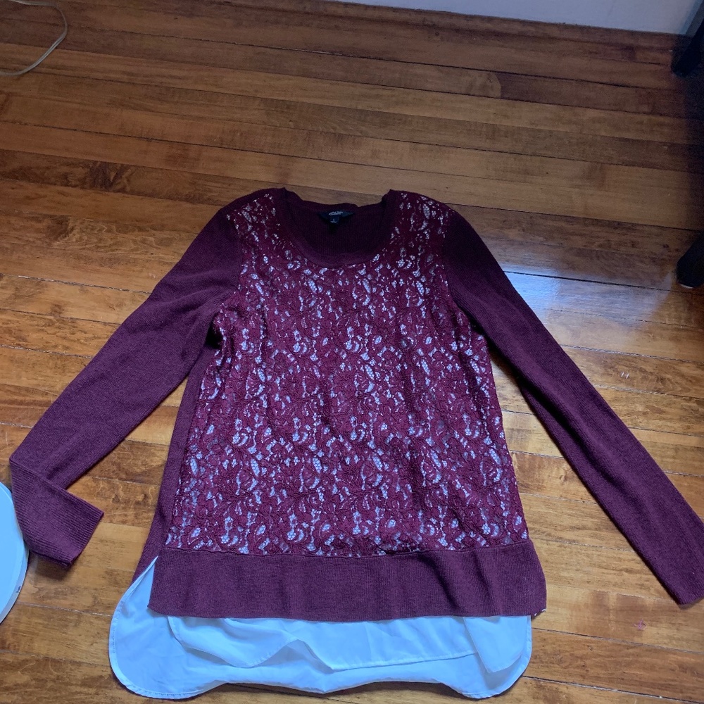 Simply Vera by Vera‎ wang eyelet lace sweater with showing blouse. Worn once